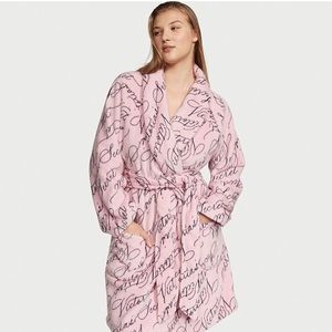 NWT Victoria’s Secret Short Cozy Robe in Pink Pretty Blossom Script Size M/L
